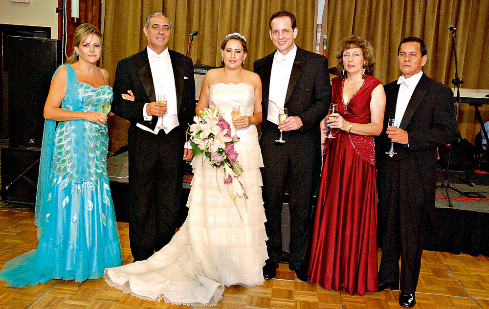 Alexandra Santoro de Plaza, Carlos Plaza, los novios, Patricia Ordóñez de Elías y Enrique Elías 