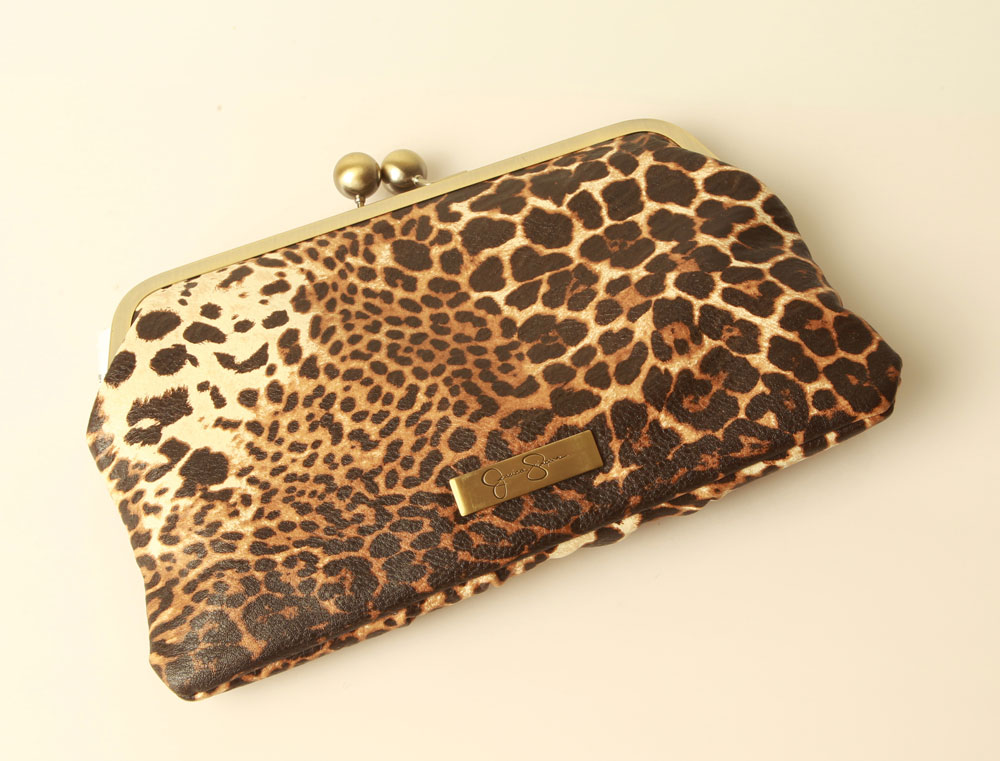 Cartera animal print  $ 98 + IVA  Excellent  Policentro, San Marino y Riocentros