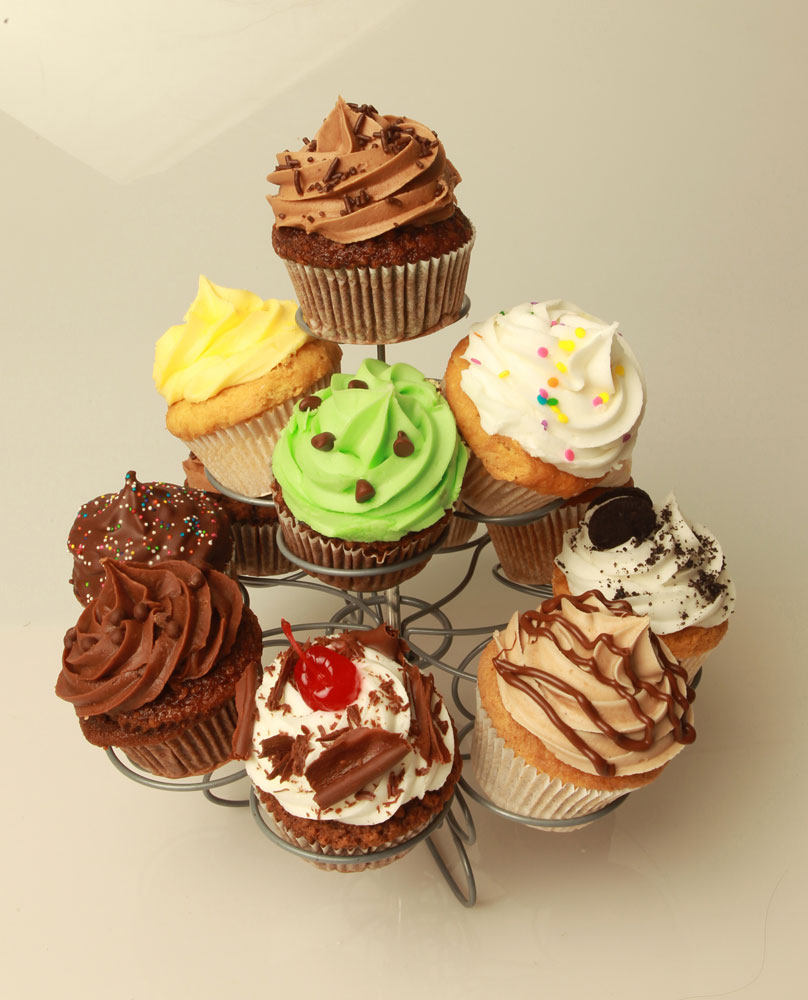 Caja de 12 mini cupcakes  $ 8  Caja de 6   $ 9  Cupcakes & Co.  238-2692  Víctor E. Estrada 720