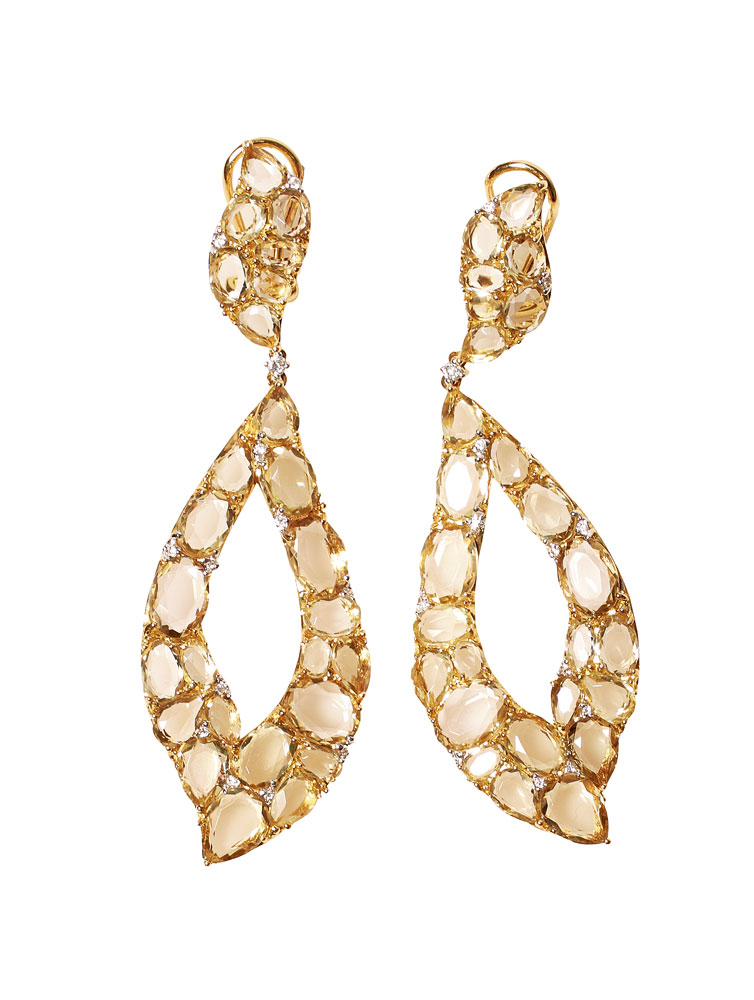 Aretes en oro rosa de 18k, con zafiros blancos,  corte slider  $ 4.900