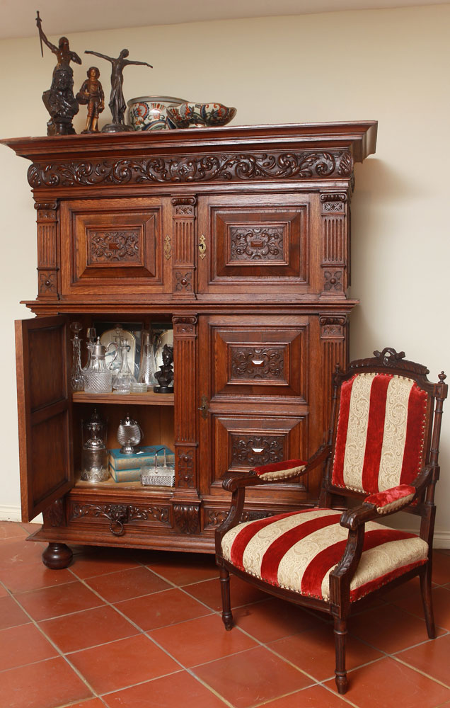 Un mueble antiguo tallado, convertido en bar, puede ser parte de cualquier rincón. Además de decorativo, práctico. Decoración Gloria Seminario, 099-948-2397.