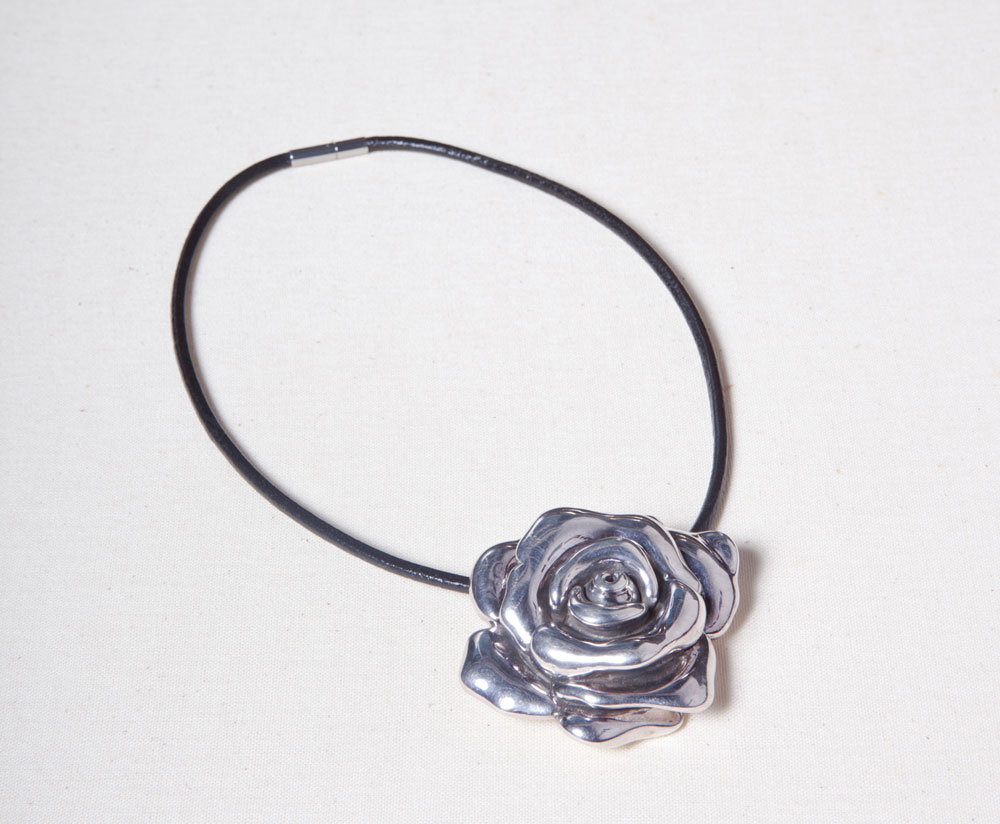 Collar gargantilla con flor en plata.$ 165 D´Helen 099-450-3353