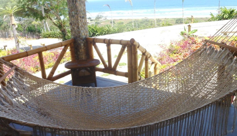 En los exteriores podemos encontrar cómodas hamacas, donde los huéspedes pueden descansar y disfrutar del mar.