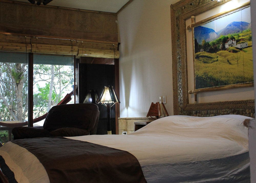 Dormitorio de la Villa Cadeate. Con materiales naturales, invita al relax.