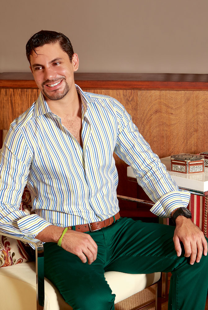 Camisa a rayas en tonos de verde, con pantalón en combinación. Wit Boy. Cinturón café claro, Tommy Hilfiger.