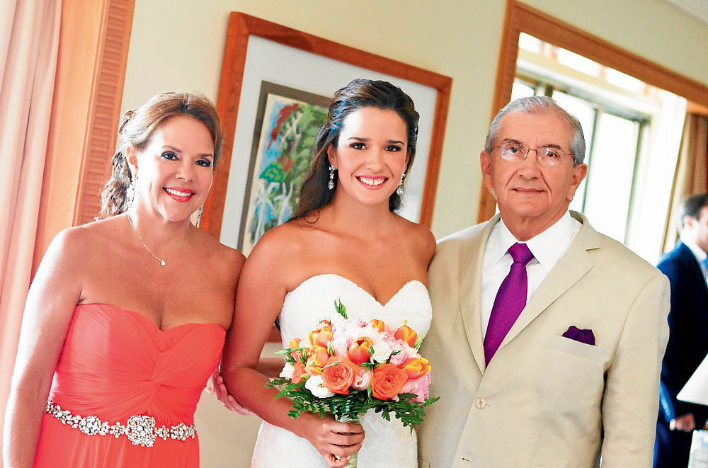Diana Arcentales de Tobar, la novia y Antonio Tobar Cucalón.