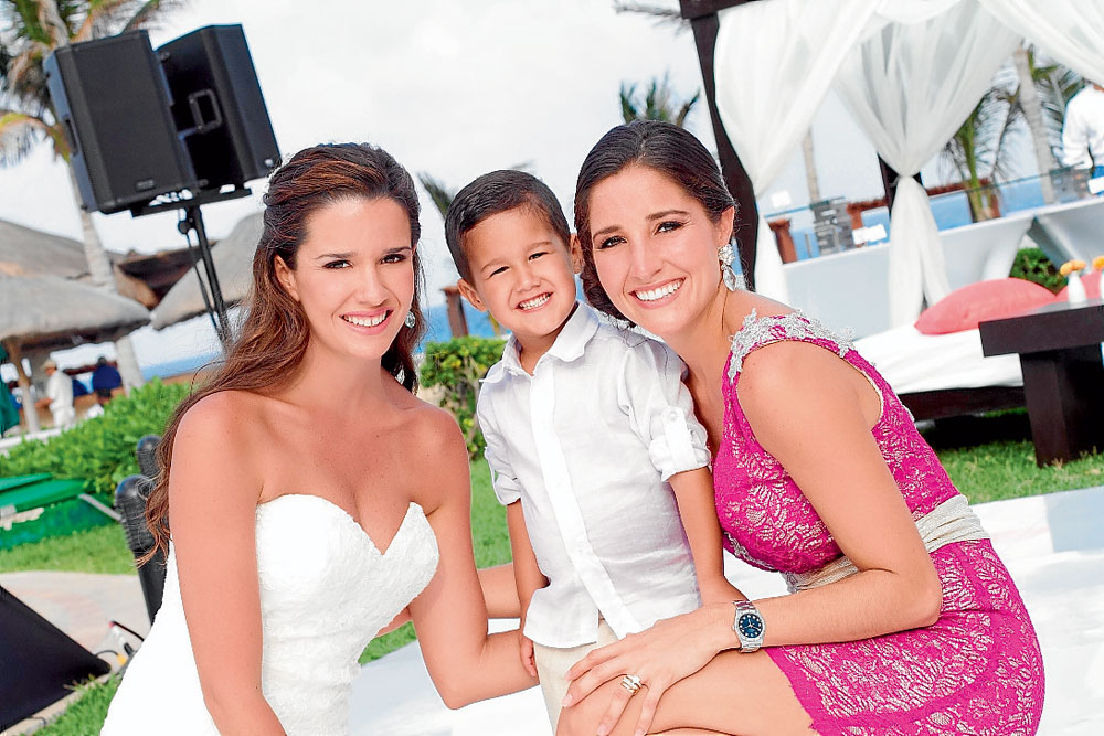 Diana Tobar de Martínez, Alejandro Manrique Martínez y Grace Martínez  de Manrique.