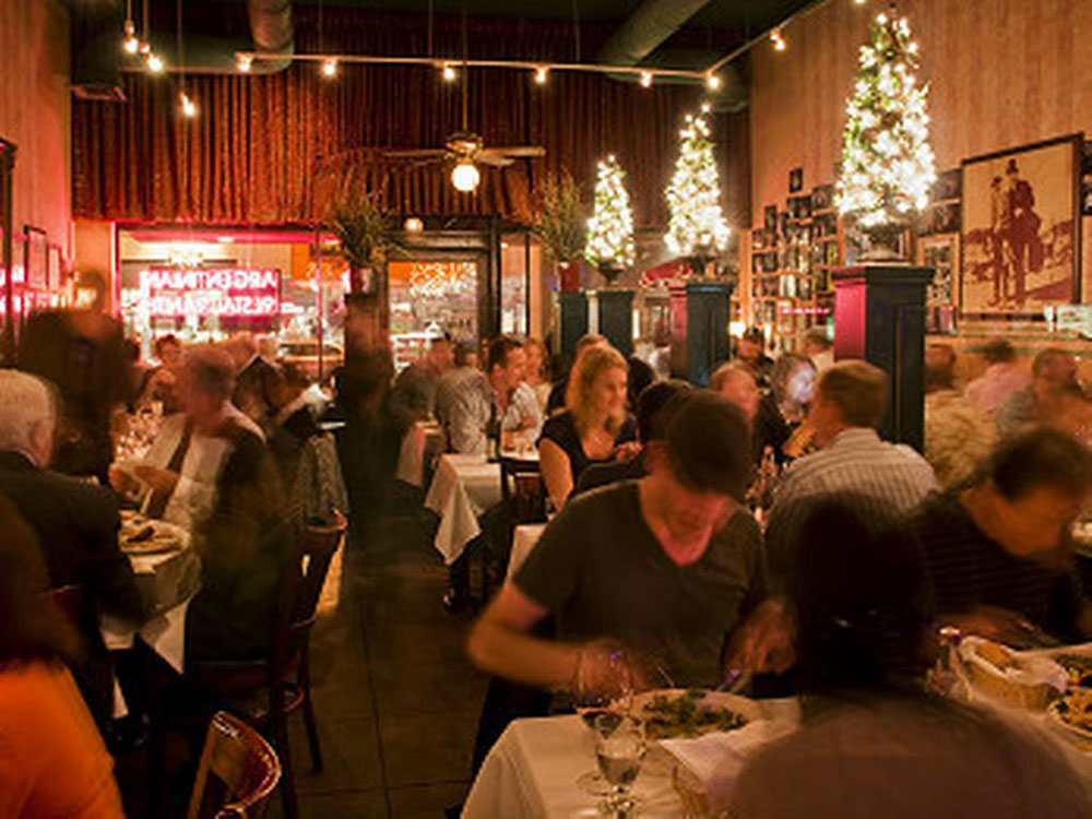 El restaurante se destaca por su acogedora decoración y ambiente familiar.