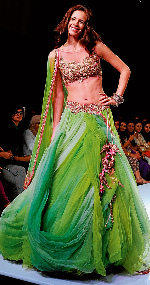 Kalki Koechlin, actriz hindú, con un traje de Anushree Reddy.