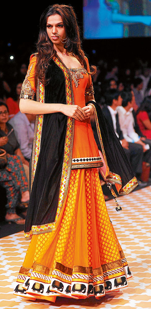 Un vestido muy colorido, contrastante, de Archana Kochhar