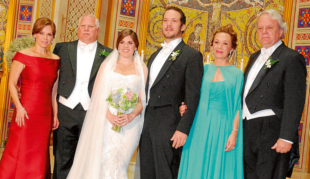 Pierina Dávila de Álvarez, Marcos Álvarez, los novios, María Rosa Borja de Harding y Trevor Harding.