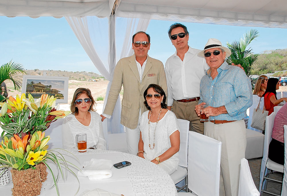 Carlos Willson, Nelson Matamoros y Francisco Roseney, Katherine Velásquez y Beatriz de Roseney.