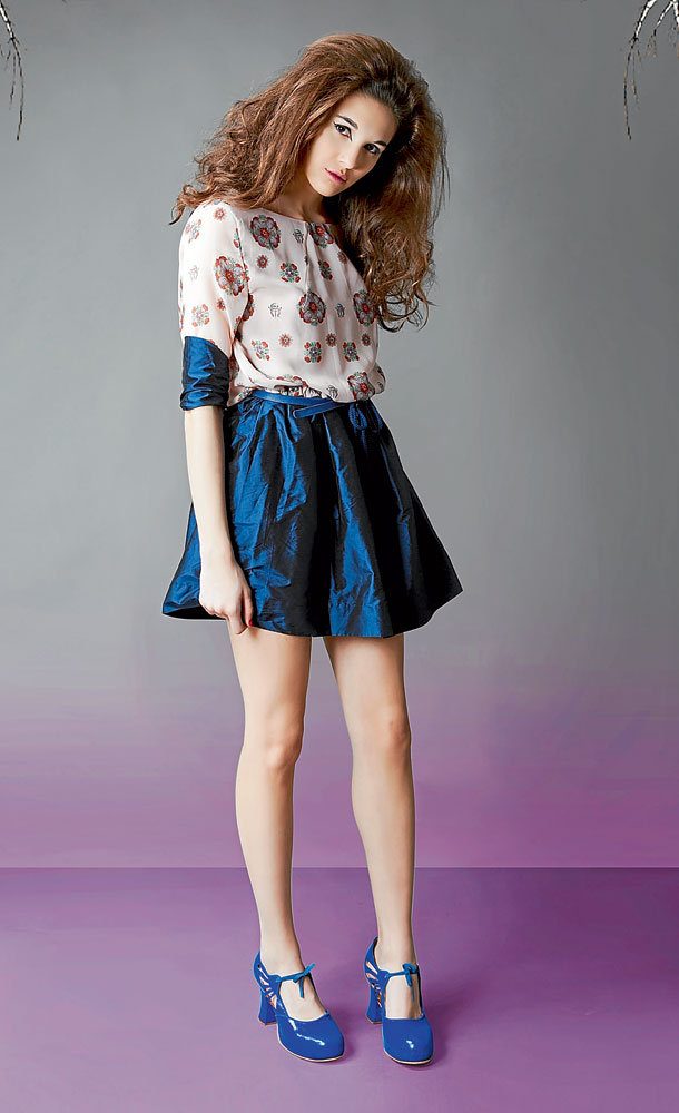 Camisa estampada y y falda mini con mucho movimiento.