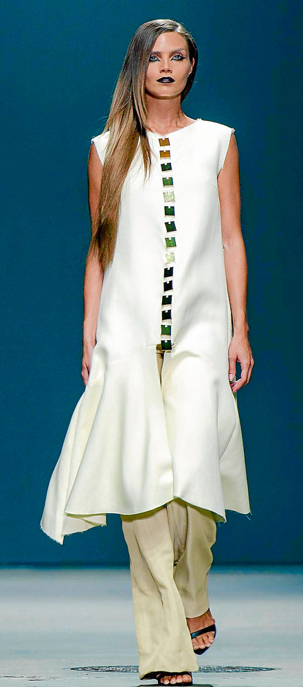 La famosa modelo Kim Feenstra presenta un diseño del Defile Collection, por Tony Cohen.