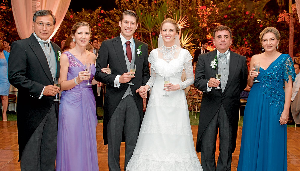 Fernando Ampuero Velasco, Martha Trujillo de Ampuero, los novios, Jhonny Béjar Portilla y María del Pilar García de Béjar.