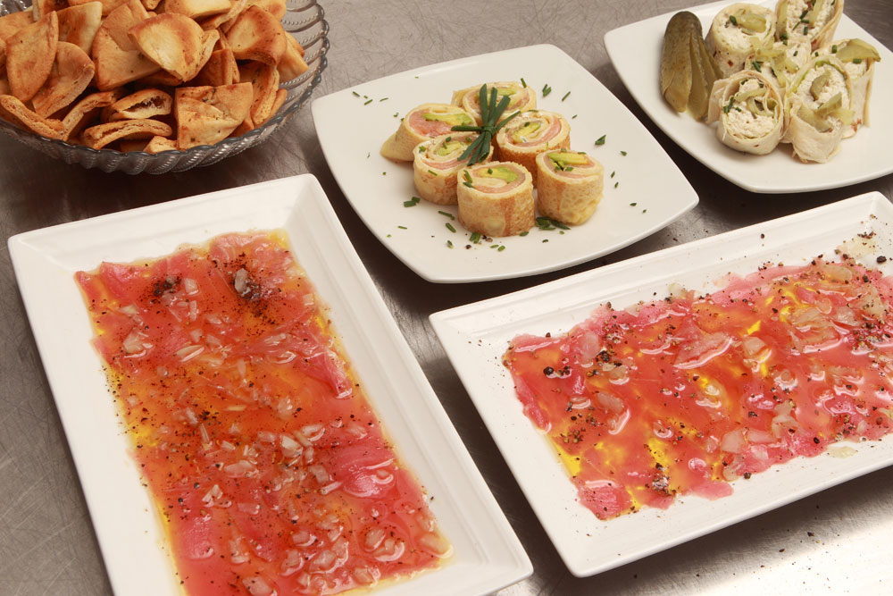 Arriba: Carpaccio de tuna. Derecha: Torta de salmón y pistachos.