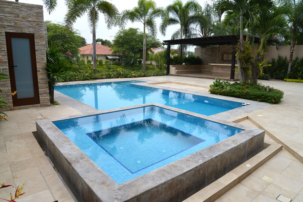 Se integran la piscina y el jacuzzi.