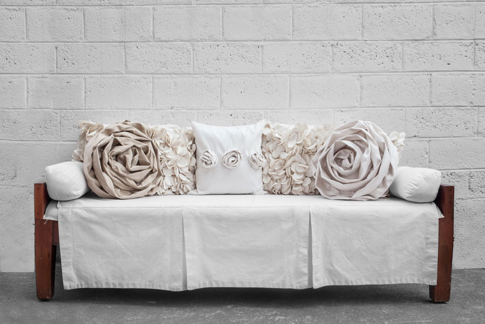 En la nueva colección de Pomarosa, de la diseñadora Marcela Amoroso, hay una variedad de almohadones que sin duda se lucen en cualquier rincón. Delicados, atrevidos, únicos, hay para todos los gustos.