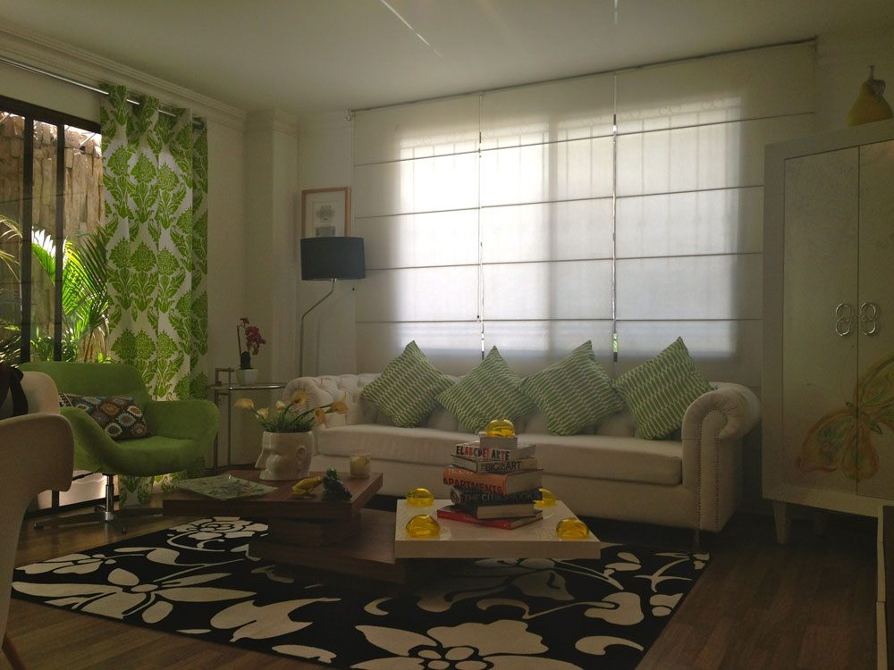 La arquitecta Alexa Altgelt optó por un verde manzana que resalta en la sala de este departamento y se aprecia en cojines y cortina.