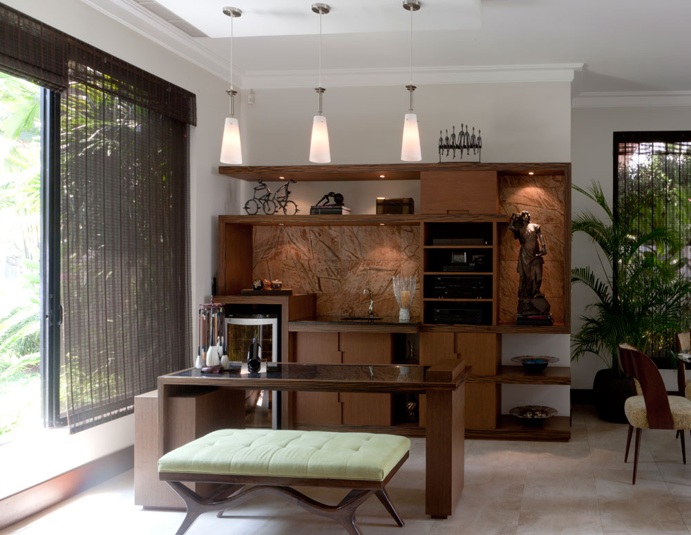 Mueble de música lineal y moderno con enchape y piedra natural. Junto a este mueble bar. Diseño de Erika Schell.