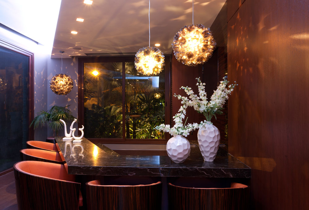 El bar está adornado con lámparas en forma de flor, trabajadas en concha nácar.