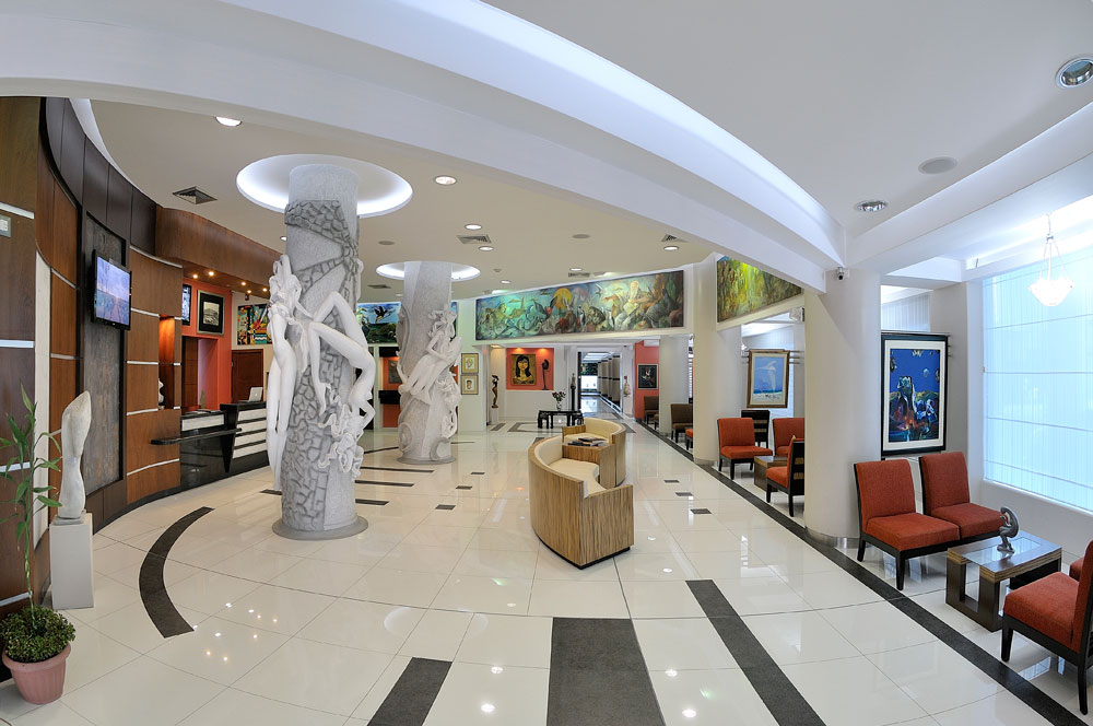 La infraestructura del hotel es moderna y cuenta con más de 1.000 obras de arte, entre cuadros y esculturas.