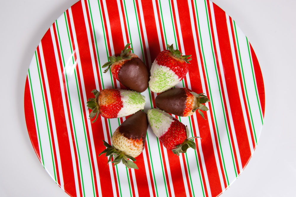 Las frutillas con chocolate gustan a todos, decórelas con escarcha para darles un toque diferente.