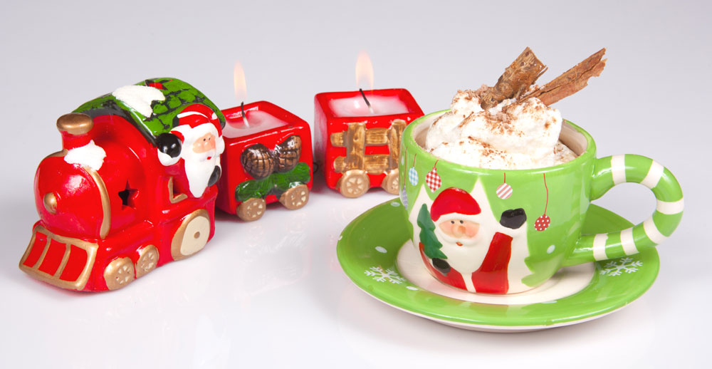 A los niños les encanta el chocolate caliente, sirva en tazas con motivos especiales y decore con un tren de Navidad para darle calidez al momento.