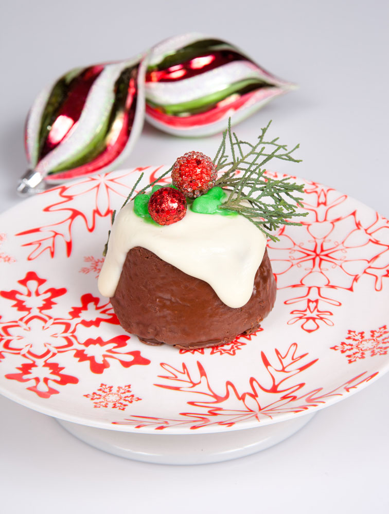 Una bomba de chocolate decorada con chocolate blanco o cream chesse es perfecto para un postre personalizado. Decore la mesa con bombillos navideños.