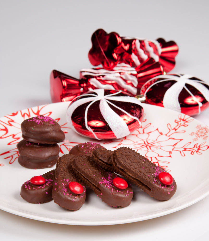 Galletas de chocolate bañadas con chocolate y adornadas con caramelos serán la sensación. Adornos en blanco y rojo serán el complemento ideal.