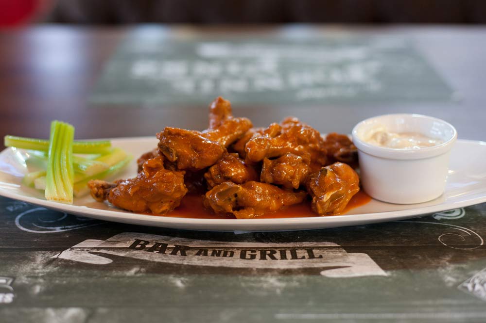 Las alitas, costillas y sus acompañantes son parte del menú. 