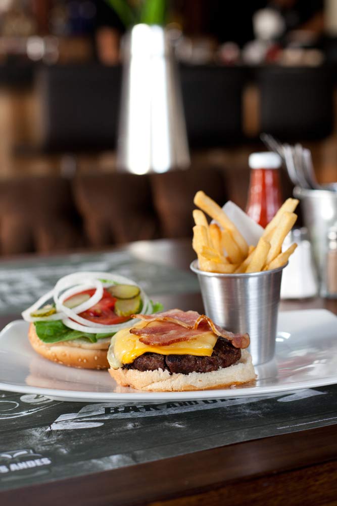 Una hamburguesa con cheddar y tocino, una de las favoritas.