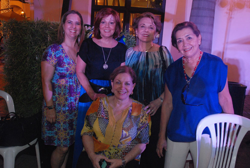 Patricia de Del Hierro, Saruca Lecaro, Patricia de Baquerizo, Rosi de Baquerizo y Eliana Del Hierro.