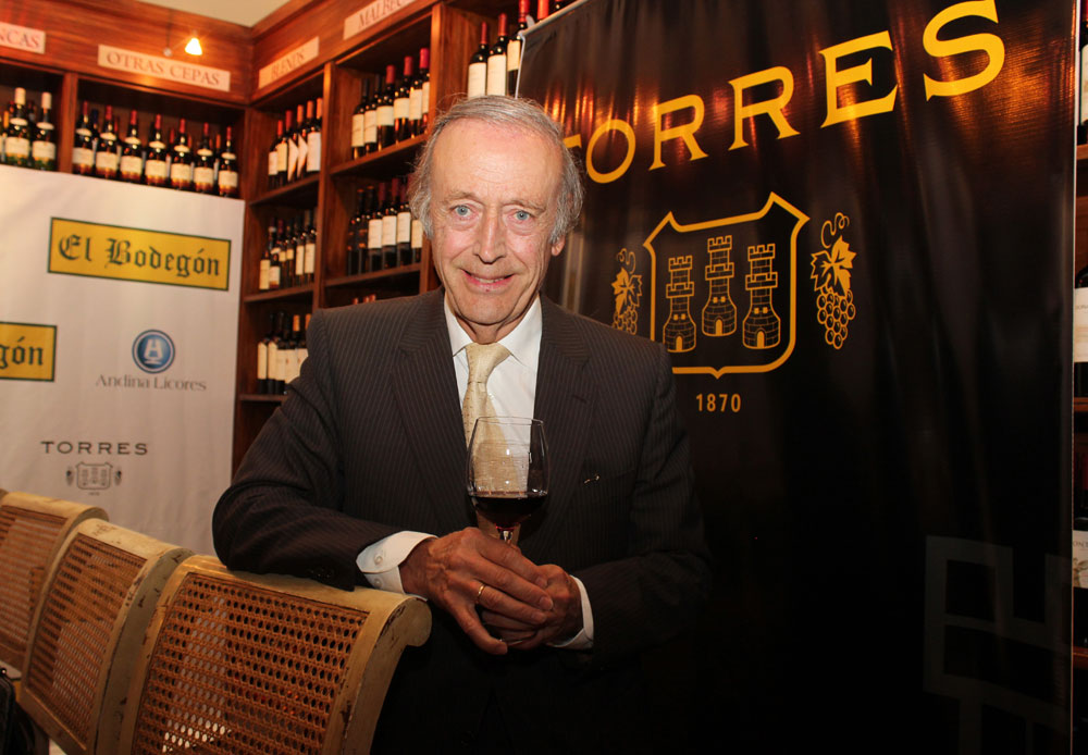 Miguel Ángel Torres degustando uno de sus vinos.