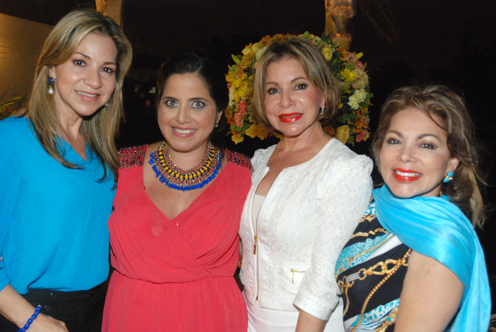 Ivonne Massuh de Santos, Gabriela Cárdenas de Rigail, Cruz María Massuh de Febres-Cordero y Maritza Massuh.