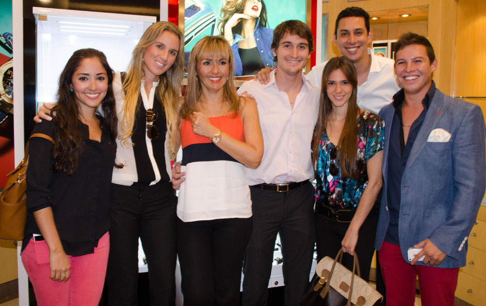 Gaby Lecaro, Clare Bonnard, Karina de Ramos, Israel Bonnard, Julio Guerra, Danika Kusijanovik y Alfredo Bonnard.