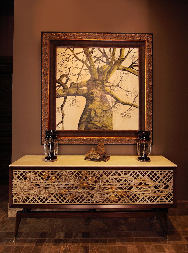 En el hall de entrada, un mueble tallado en madera, de Paola Cesa, adorna increíblemente el ambiente. Al igual que el gran cuadro de Martínez
