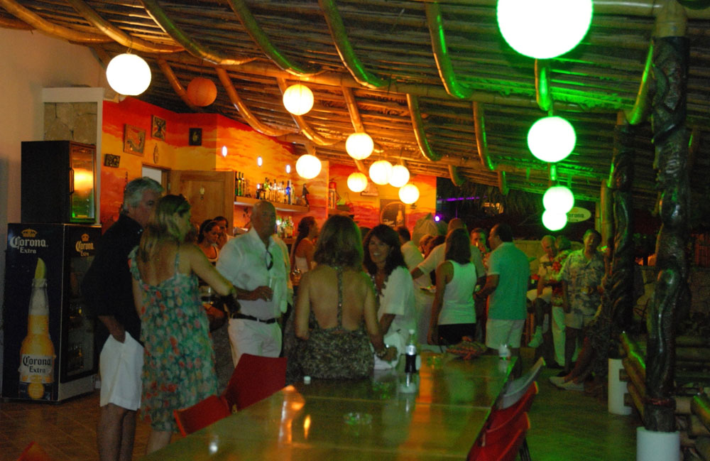 En el hotel Dharma, en Montañita, Roberto Goldbaum festejó su cumpleaños con sus mejores amigos.