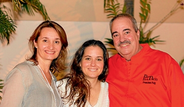 Aquí estoy con Federica y mi querido amigo Patico. Expusieron con Federica & Co. en la cena en Guayaquil organizada por Elizabeth Pólit, de Jet lag Showroom & Personal Shopper.