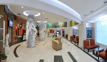 La infraestructura del hotel es moderna y cuenta con más de 1.000 obras de arte, entre cuadros y esculturas.