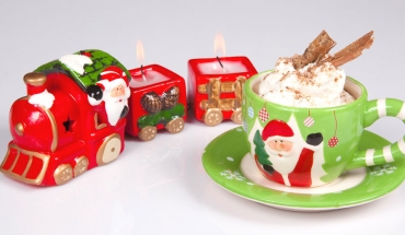 A los niños les encanta el chocolate caliente, sirva en tazas con motivos especiales y decore con un tren de Navidad para darle calidez al momento.