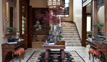 Una entrada que llama la atención, por su piso, altura, trabajo y detalle en muebles, y colorido en tapices, cuadro y alfombra.
