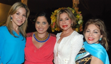 Ivonne Massuh de Santos, Gabriela Cárdenas de Rigail, Cruz María Massuh de Febres-Cordero y Maritza Massuh.