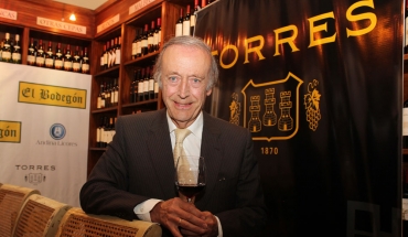 Miguel Ángel Torres degustando uno de sus vinos.