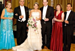 Alexandra Santoro de Plaza, Carlos Plaza, los novios, Patricia Ordóñez de Elías y Enrique Elías 