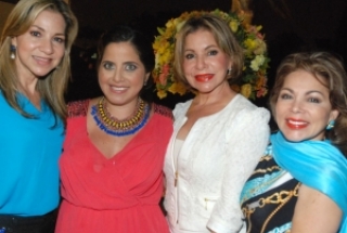 Ivonne Massuh de Santos, Gabriela Cárdenas de Rigail, Cruz María Massuh de Febres-Cordero y Maritza Massuh.