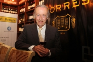 Miguel Ángel Torres degustando uno de sus vinos.