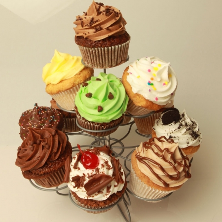 Caja de 12 mini cupcakes  $ 8  Caja de 6   $ 9  Cupcakes & Co.  238-2692  Víctor E. Estrada 720