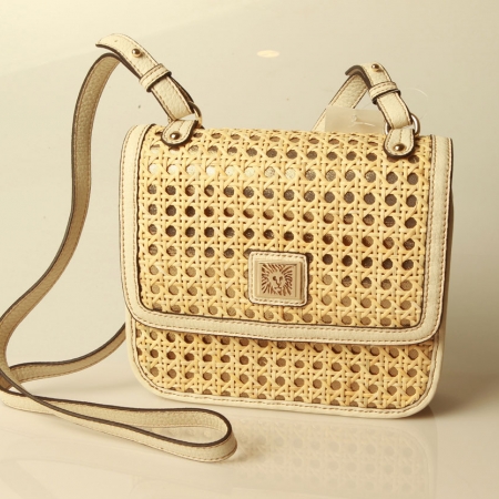 Cartera beige y dorado $ 125 + IVA Excellent Policentro, San Marino y Riocentros