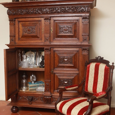 Un mueble antiguo tallado, convertido en bar, puede ser parte de cualquier rincón. Además de decorativo, práctico. Decoración Gloria Seminario, 099-948-2397.